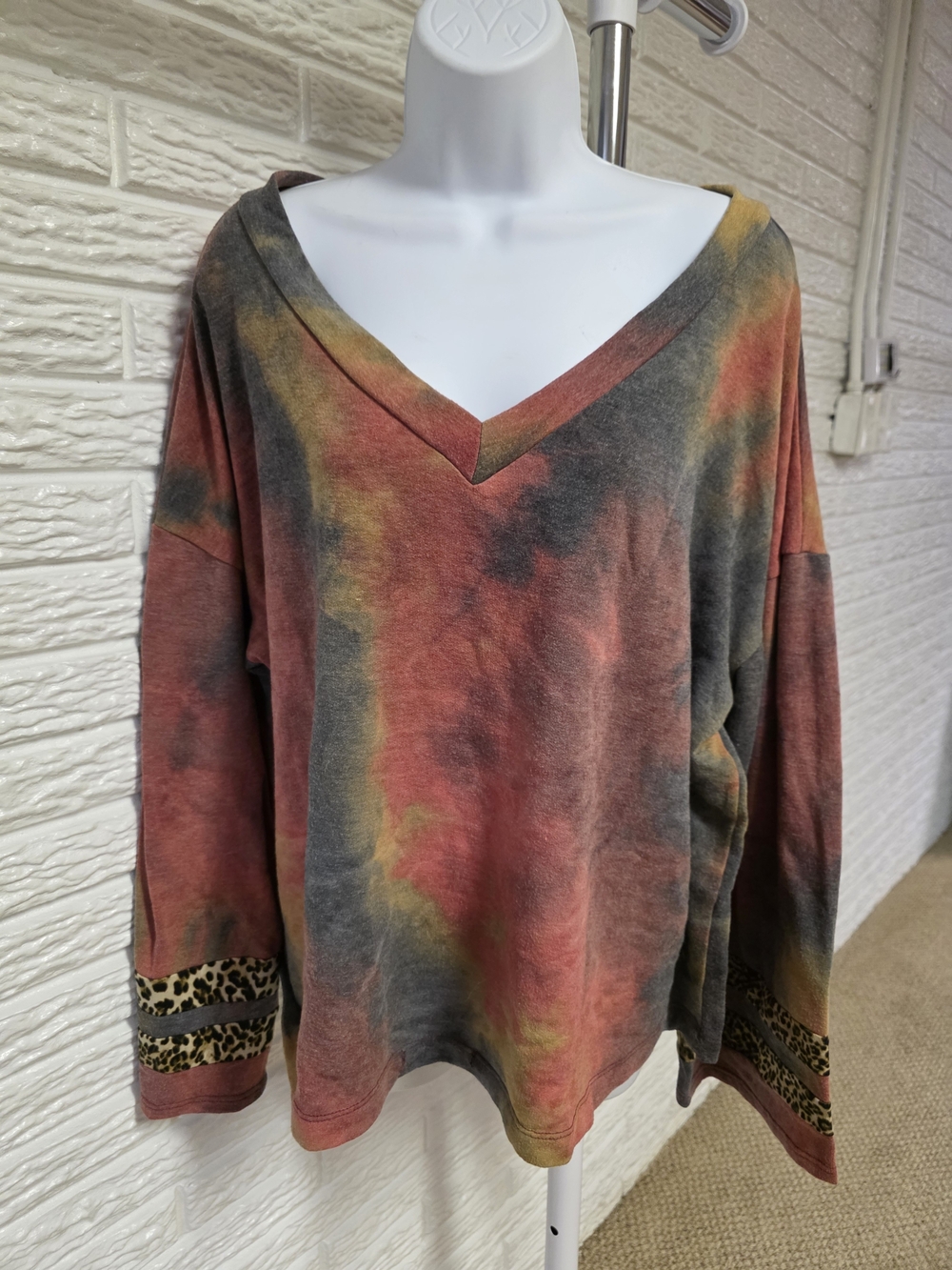 Acting Pro Multicolor Tie-Dye V-Neck Sweatshirt with Leopard Cuffs
